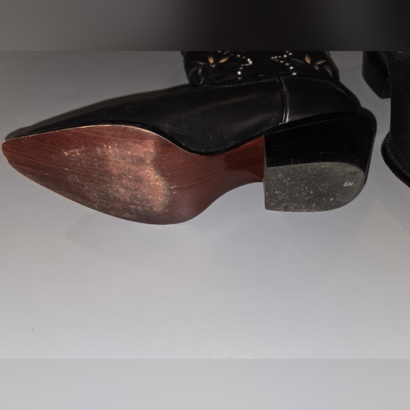 Elegant Black Ankle Boots with Floral Cutouts (6c16) - Picture 4 of 9